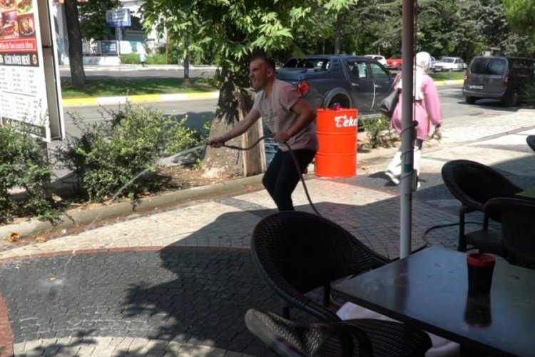Müşterilere havlıyor! 