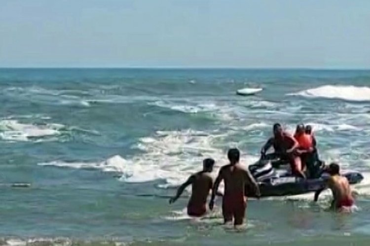Karadeniz'de can pazarı: 3 kişi boğulmaktan son anda kurtarıldı 