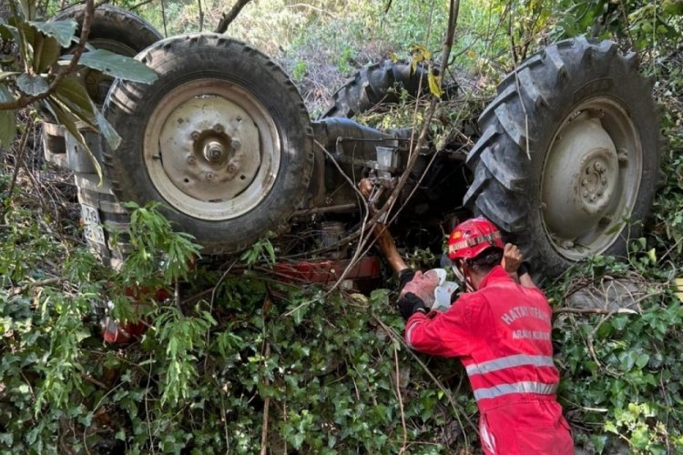 Ters dönen traktörün altında sıkışan sürücü yaralandı 