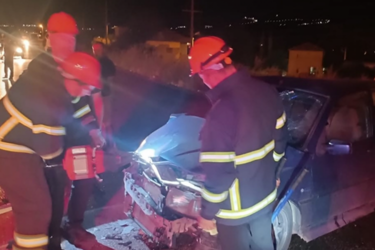 Otomobiller kafa kafaya çarpıştı: 3 yaralı