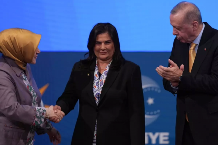AK Parti'ye geçen Özlem Çerçioğlu iddialar sonrası sessizliğini bozdu 