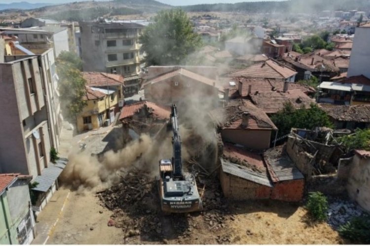 &nbsp;Sındırgı'da hasarlı binaların yıkımı sürüyor