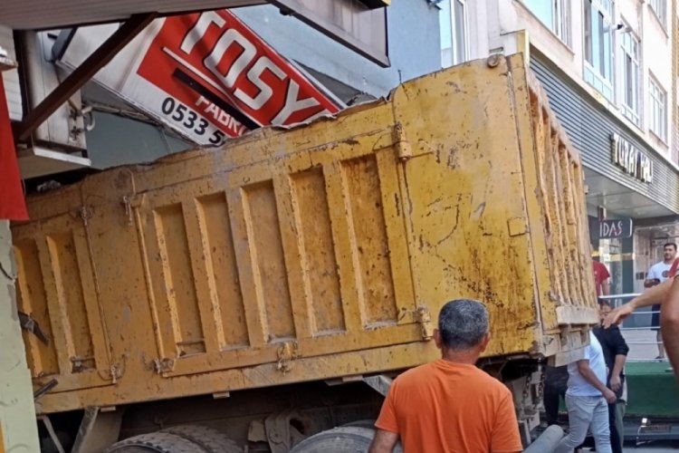 Kamyonun frenleri patladı, dükkana daldı