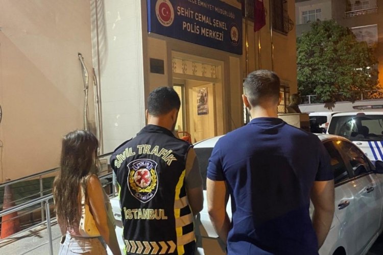 Pes dedirtti! Seyir halindeki araçta uygunsuz hareketler...
