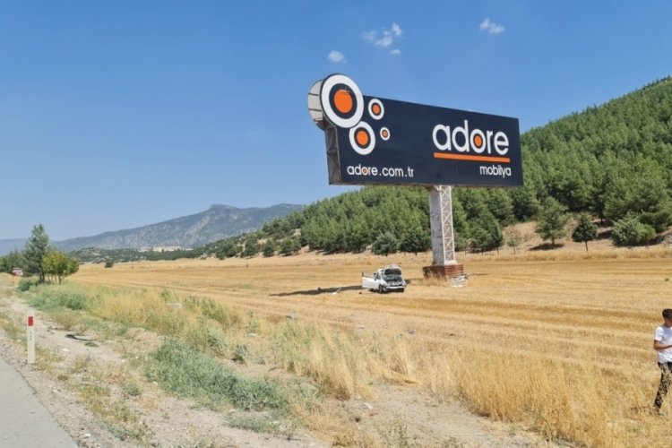 Sollamak istediği otobüse çarpıp tarlaya uçtu, 1'i ağır 3 kişi yaralandı