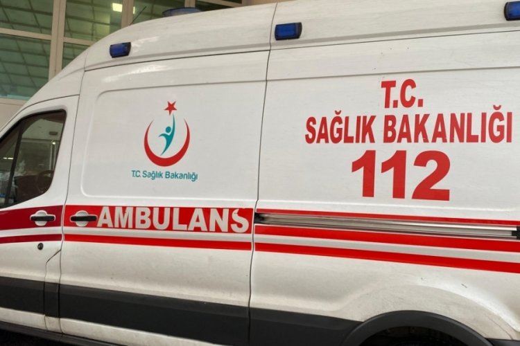 Seyir halindeki minibüsten düşen sağlık görevlisi yaşamını yitirdi...