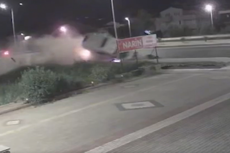 Ambulans kaldırıma çarptı! Çok sayıda ağır yaralı var...
