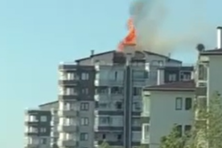12 katlı binanın en üst katında yangın!
