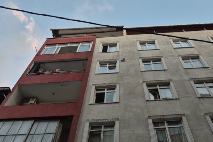 Cinnet anları! Ailesini rehin aldı, üçüncü kattan aşağı atladı...