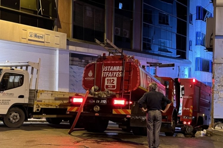 5 katlı iş merkezinin çatısında yangın çıktı! Ekiplerin müdahalesi sürüyor...