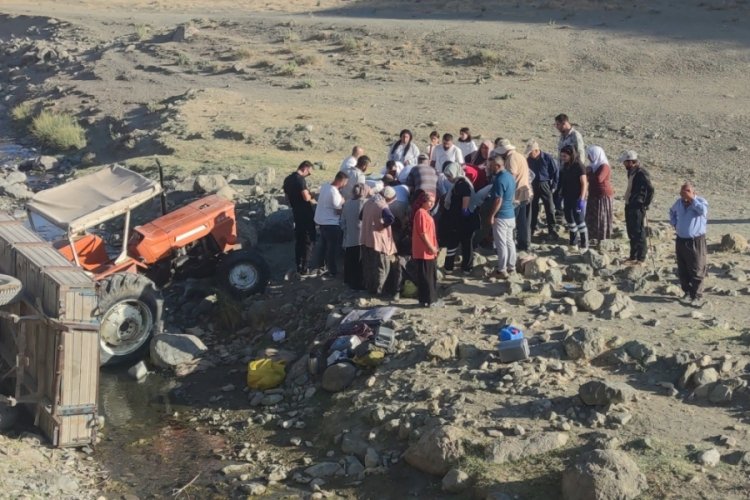 Traktörün römorku devrildi: Çok sayıda yaralı var...