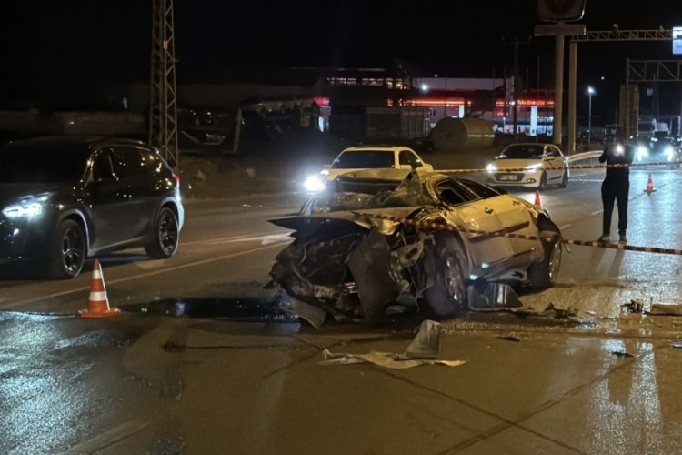 Bariyere çarpan otomobil metrelerce sürüklendi: 1 ölü, 1 yaralı 