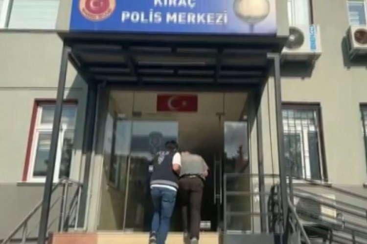İlkokulun önünde madde kullandılar! Önce kameralara sonra polise yakalandılar...