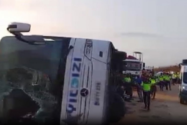 Yolcu otobüsü devrildi: Çok sayıda ölü ve yaralı var!