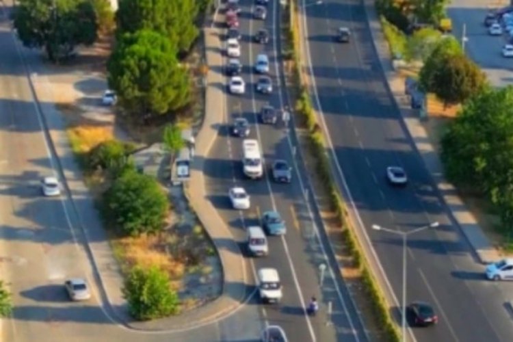 Ambulans sireni duyuldu sürücüler fermuar sistemiyle yol açtı