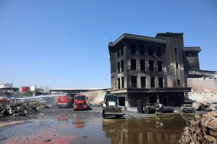 Savaş alanı gibi! Yanan fabrika küle döndü