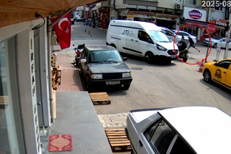 Bursa'da ölümle burun buruna: Koşarak geçen yayaya kamyonet çarptı