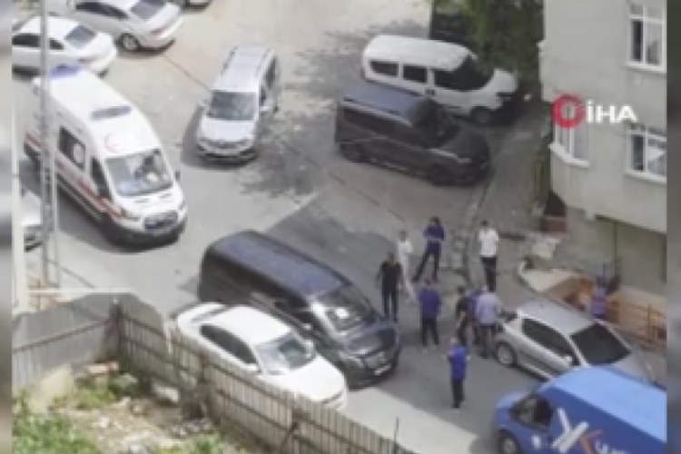 Sokak ortasında kavgaya tutuştan sürücüler, ambulansa yol vermedi