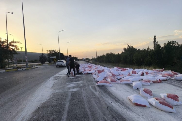 Tırın lastiği patladı un çuvalları yola savruldu