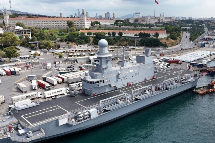 Katar donanmasının amfibi gemisi "Al Fulk" İstanbul'da