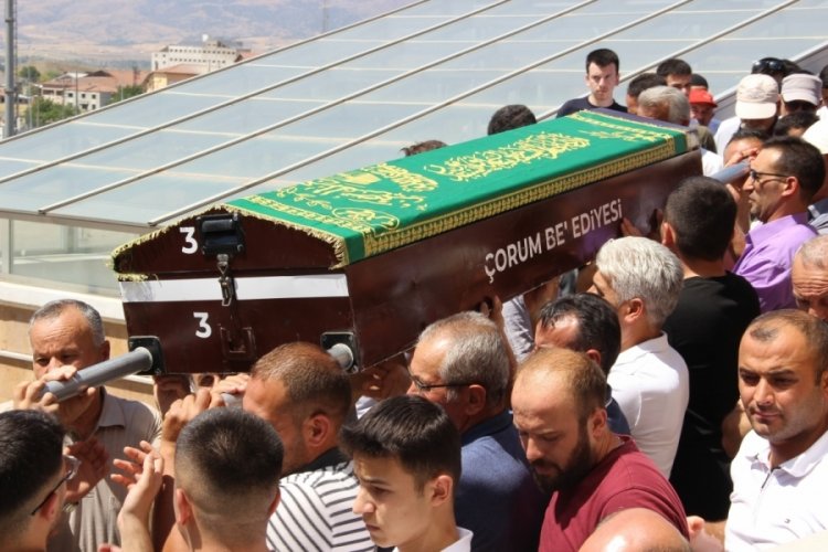 Serinlemek için girdiği denizde boğulan genç toprağa verildi 