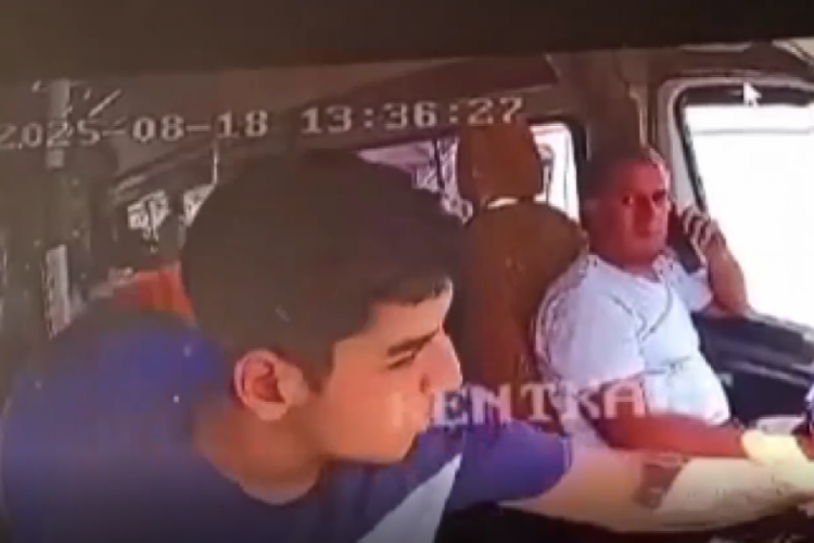 Kaşla göz arasında kapkaç! Kırmızı ışığı fırsat bildi...