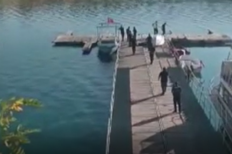 Göle giren genç suda kayboldu...