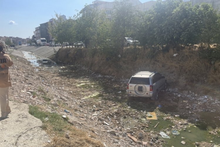 Çocukların el frenini indirdiği otomobil dereye uçtu