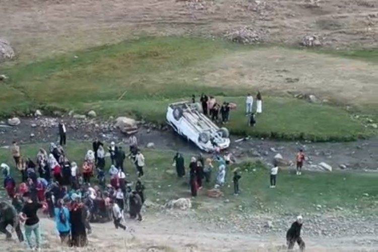 Kamyonet uçurumdan yuvarlandı! Çok sayıda yaralı var...