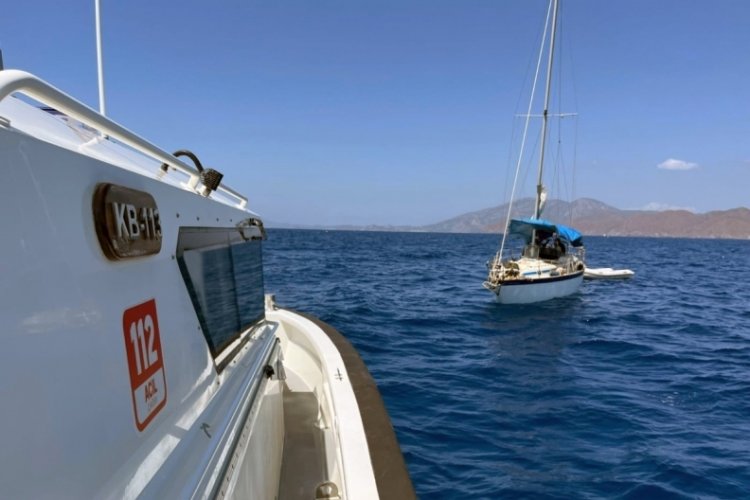 Yelkenli tekne ile insan kaçakçılığı yapan 2 kişi yakalandı 