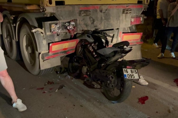 Bursa'da motosiklet sürücüsü, park halindeki tıra çarptı! Acı haber geldi...