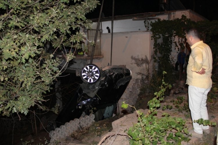 Ehliyetsiz sürücü evin bahçesine uçtu: 3 yaralı