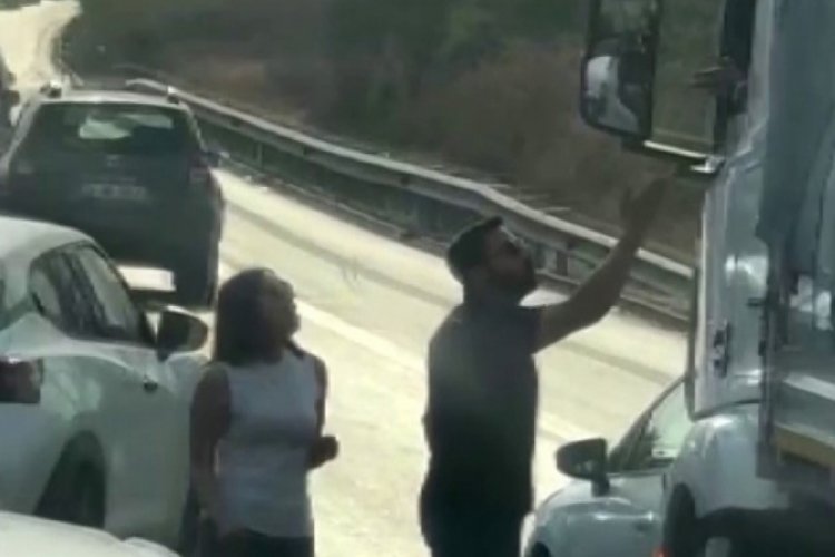 Otoyolda trafik terörü, yol kesip sürücüyle tartıştılar