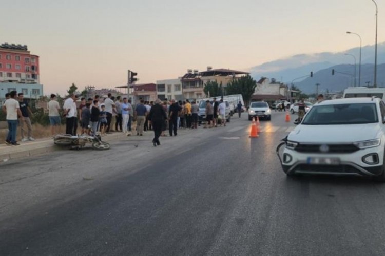 Otomobille çarpışan motosikletin sürücüsü kaldırıldığı hastanede öldü 