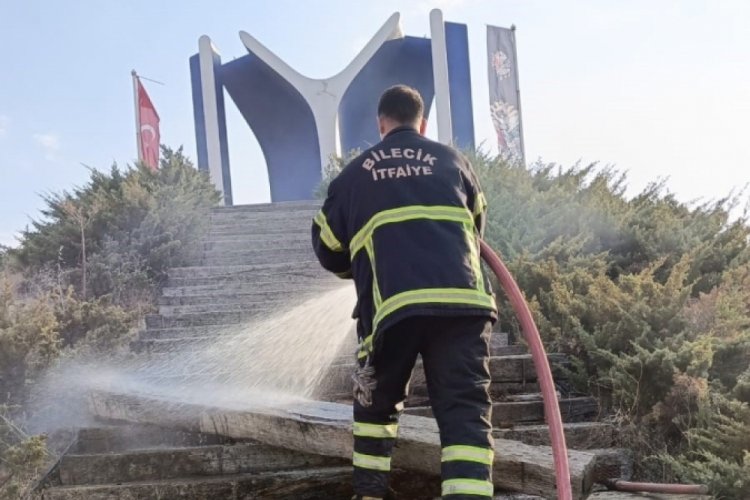 Kayı Anıtı'na çıkan tahta merdivenlerde yangın