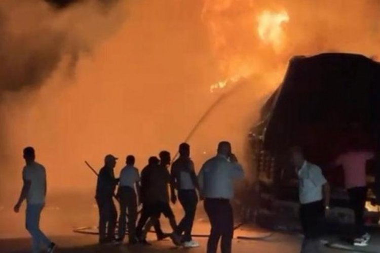 Çöp atığı yüklü TIR'ın dorsesi yandı