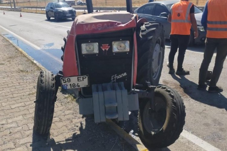 Traktör ile otomobil çarpıştı: 3 yaralı 