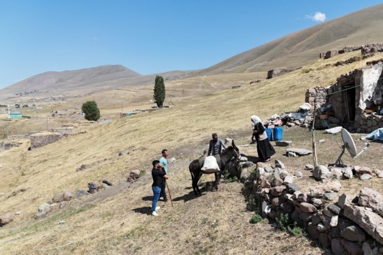 2025 yılında eşek sırtında su taşıyorlar