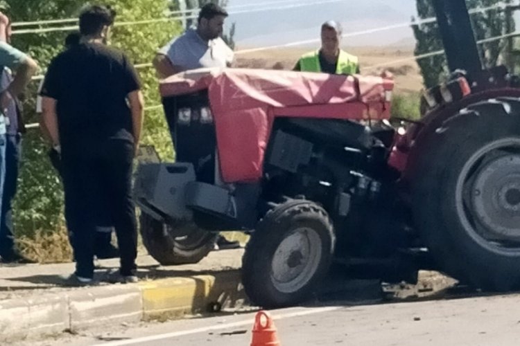 Traktör ile otomobil çarpıştı: 3 yaralı