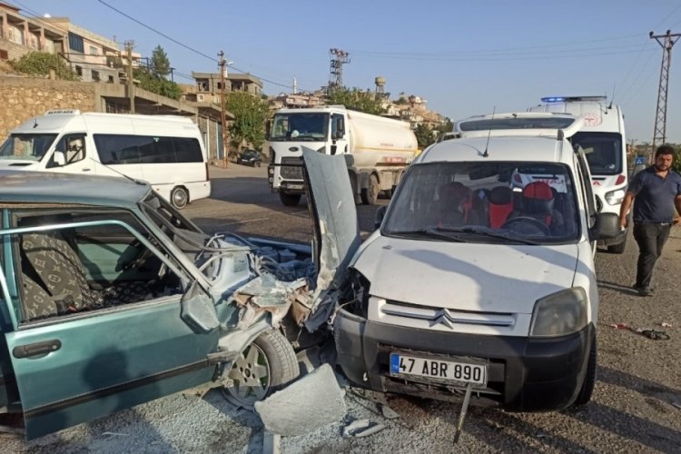 Tofaş, hafif ticari araçla çarpışarak hurdaya döndü: 3 yaralı