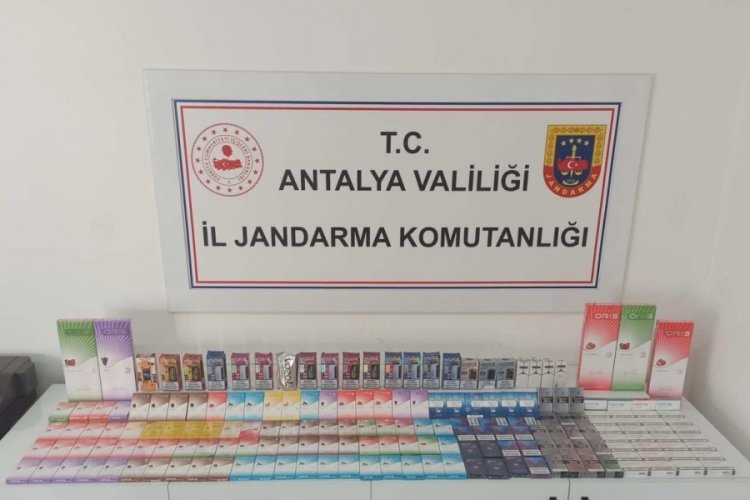 Alanya'da kaçak sigara operasyonunda çok sayıda malzemeye el konuldu