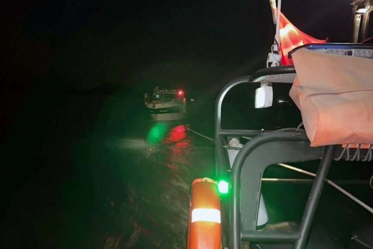 Dümen arızası sonrası sürüklenen tekne kurtarıldı