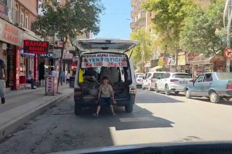 Çocuğun araç arkasındaki tehlikeli yolculuğu kamerada
