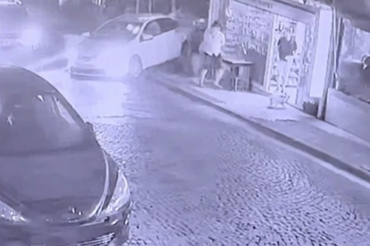 Alkollü sürücü ortalığı birbirine kattı: iş yerlerine ve araçlara çarptı