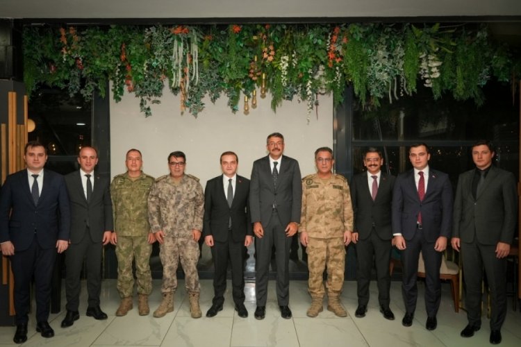 Hakkari'de tayini çıkan komutanları veda yemeği