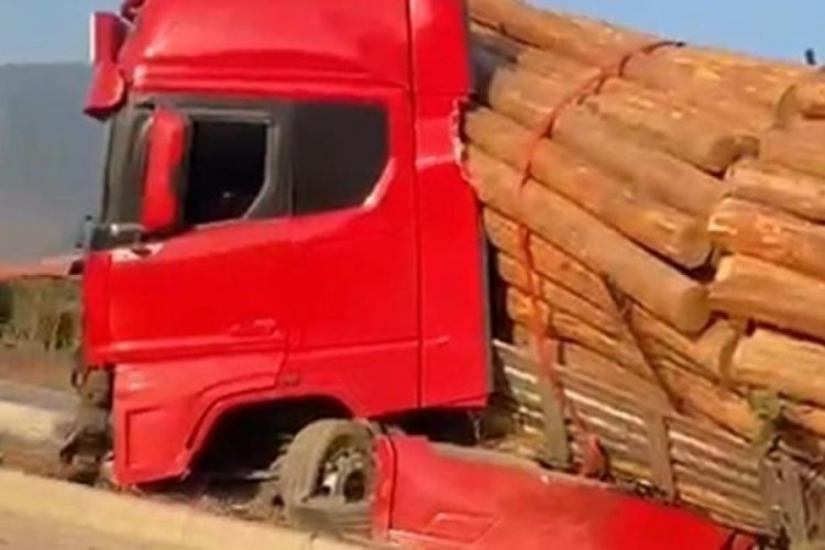 Trafik şoförünün kontrolsüz ilerlediği tomruk yüklü TIR, refüje devrildi