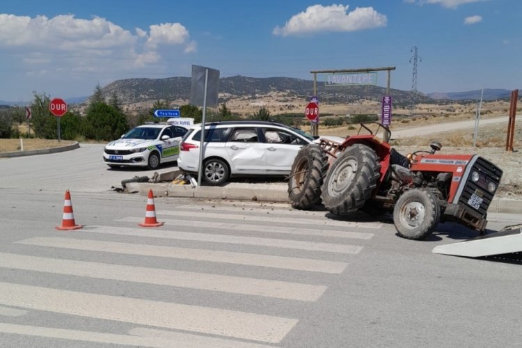 Burdur'da traktör ile otomobil çarpıştı: 1'i ağır 6 yaralı