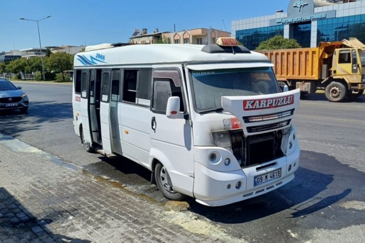 Seyir halindeki yolcu minibüsü alev aldı