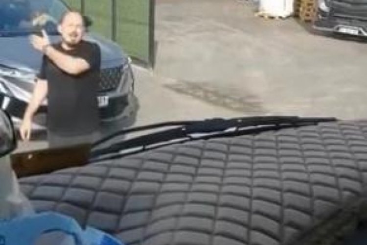 Tuzla'da yol verme tartışması: kamyonetin camını yumrukladı