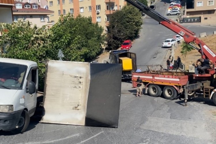 Jeneratör yüklü kamyon kaza yaptı